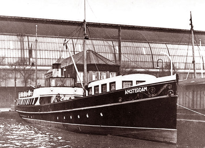 De schroefboot De Amsterdam van de rederij Verschure