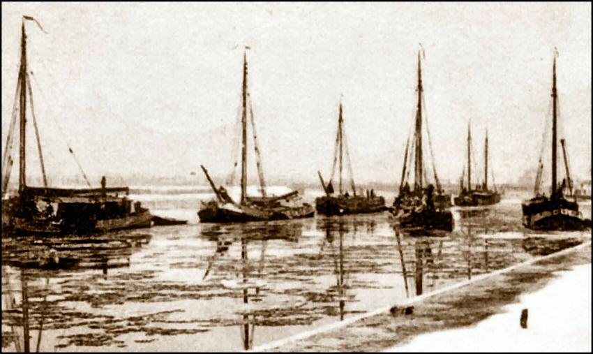 Turfschepen in het ijs op het Zwartewater (1910)