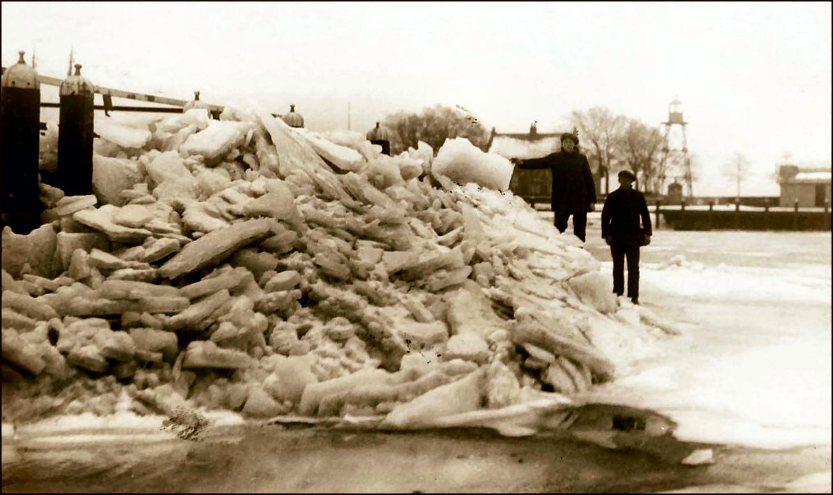 Opgestuwd ijs in de haven van Emmeloord (1924)
